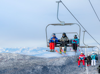 Skieurs dans le remonte-pente au Mont Grand-Fonds