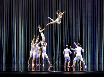 Acrobates sur la scène du spectacle Duck Pond.