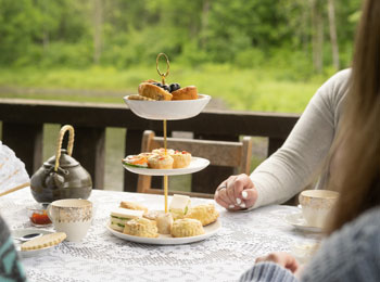 Plateau de mignardises servies à l'heure du thé.
