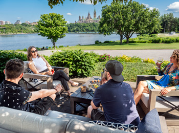 4 amis sur le patio devant la rivière des Outaouais.