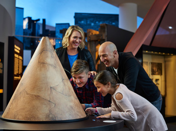 Deux parents et deux enfants au Musée des enfants de Gatineau.