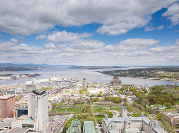 Vue panoramique sur Québec et le fleuve.