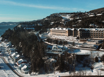 Hôtel perché sur la montagne avec vue sur la baie en hiver.