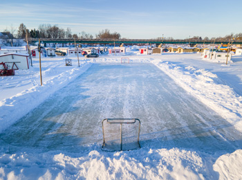Village de pêche sur glace et patinoire de hockey.
