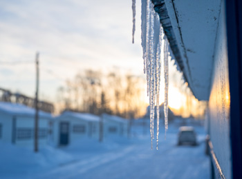 Village de pêche sur glace en fin d'après-midi.