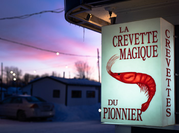 Affiche de pourvoyeur de pêche sur glace et village de pêche en début de soirée.