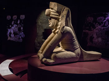 Objet de l'exposition sur les olmèques.