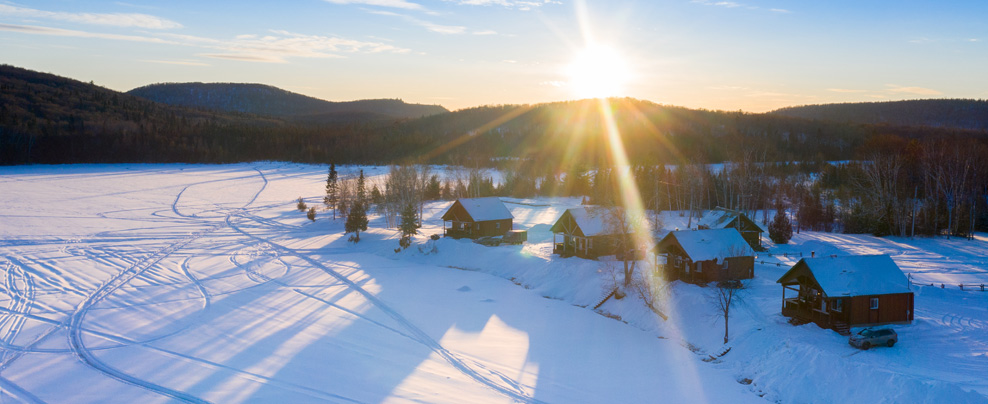 Prise au-dessus du lacs et des chalets dans une pourvoirie des Laurentides