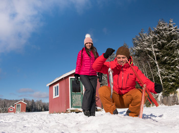 Couple en train de faire de la pêche sur glaces dans une pourvoirie des Laurentides