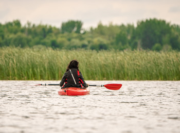 Femme dans un kayak.