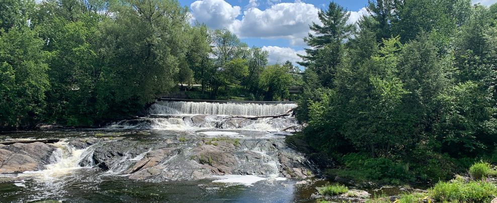 Chute d’eau au printemps au Québec.