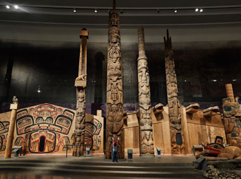 Les mâts totémiques au Musée canadien de l'histoire