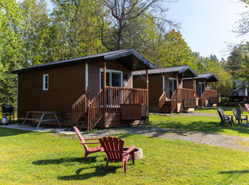 Petits chalets côte à côte.