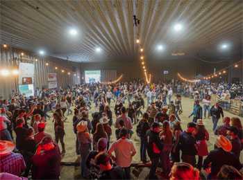 Danseurs country dans une grange au Rodeo Ayer's Cliff.