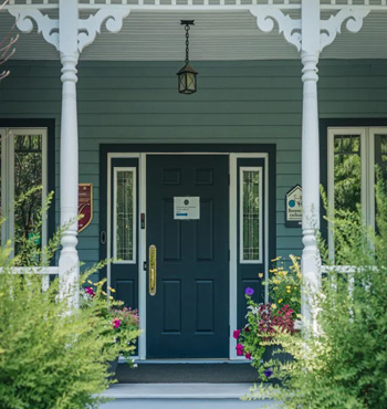 Porte d'entrée de l'auberge Domaine Jolivent.