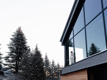 Personne dans la salle panoramique de Strøm spa nordique Mont-Saint-Hilaire