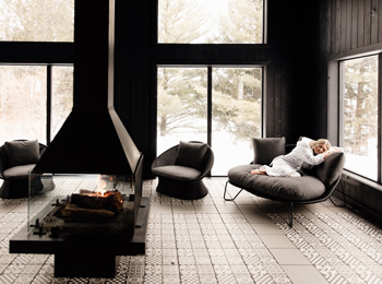 Femme dans la salle de relaxation du Strøm spa nordique de Sherbrooke