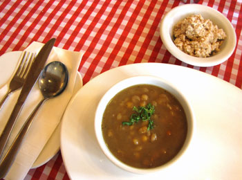 Repas de soupe aux pois et cretons végétariens.