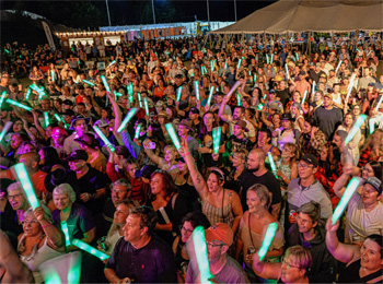 Foule à l'extérieur au Kipawa Countryfest.