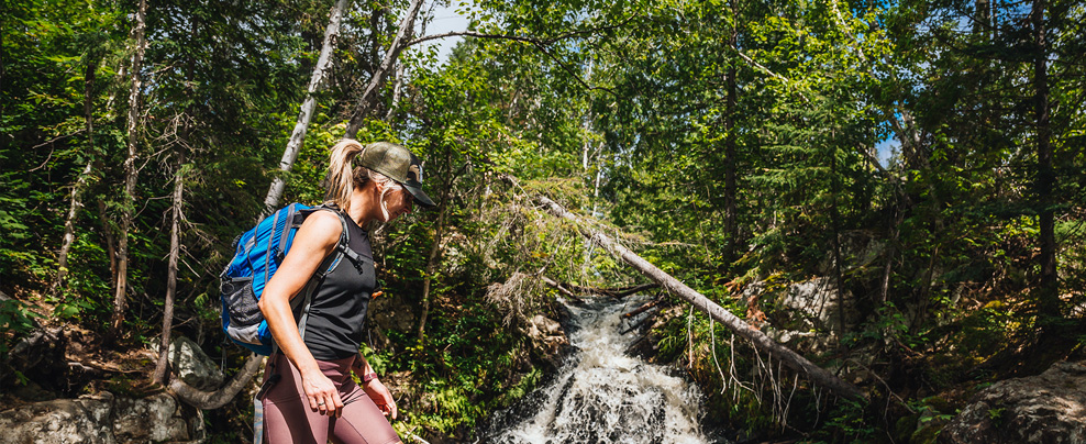 Femme en randonnée pédestre dans le parc national d’Aiguebelle.