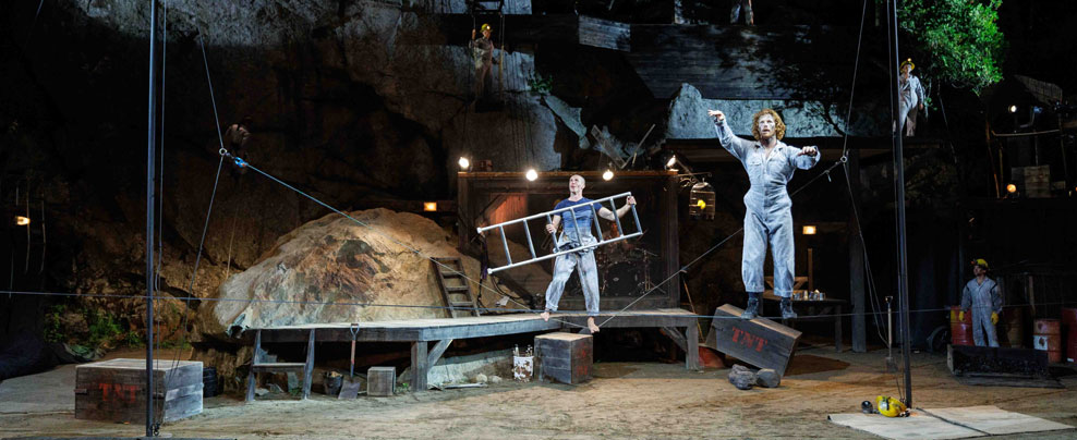 Acrobates sur la scène au Cirque de la Pointe-Sèche.