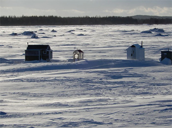 Cabanes de pêche sur la glace.