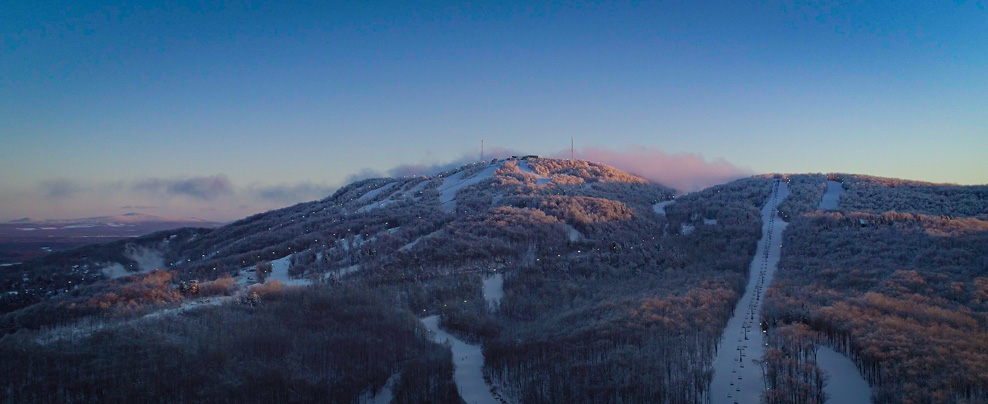 Grand plan de la montagne et des pistes de ski à Bromont