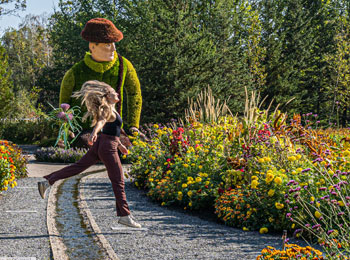 Jeune femme heureuse dans les jardins du Parc Marie-Victorin