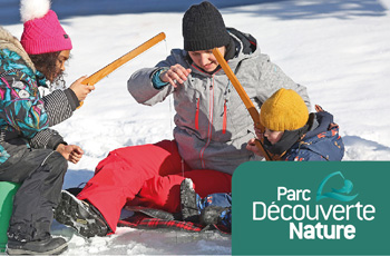 Famille pratiquant la pêche sur glace