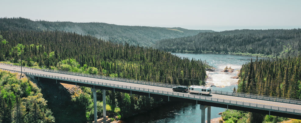 Voiture sur une route scénique en Côte-Nord.