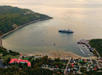 Bateau de croisière à Tadoussac.