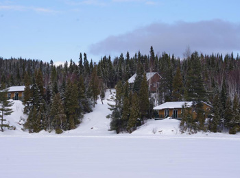 Deux chalets sur la rive dans la Côte-Nord.