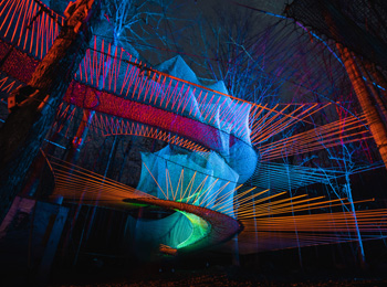 Les trampolines illuminés de Upla la nuit.