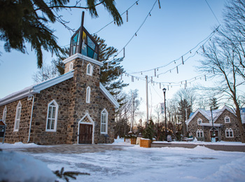 Église et parvis en hiver.