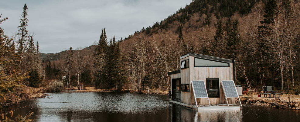 Chalet flottant sur un lac au domaine Bora Boréal.