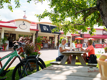 Deux femmes sur une table à pique-nique au Domaine Lafrance.