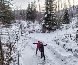 Patin dans un labyrinthe glacé au Parc Nature Éco-Odyssée