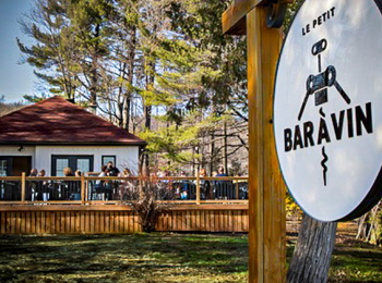 Bâtiment et terrasse du Petit bar à vin en Outaouais.