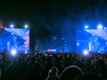 Concert d'Igloofest sur une scène extérieure en hiver.