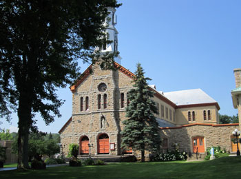 Église de Montebello entourée de verdure.