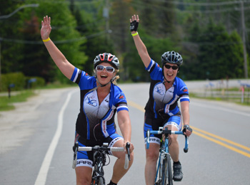Deux cyclistes sur route.