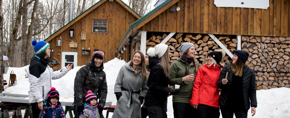 Groupe de femmes et d’enfants à la Sucrière dans Portneuf.