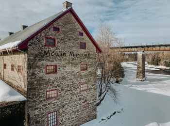Le Moulin Marcoux dans Portneuf à la fin de l'hiver.