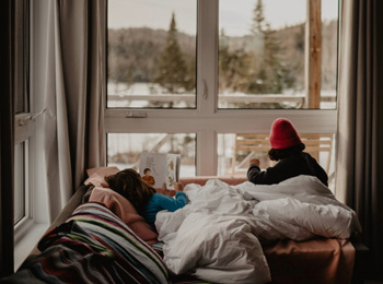 2 enfants dans un chalet en fin d'hiver à l'Escale au Lac dans Portneuf.