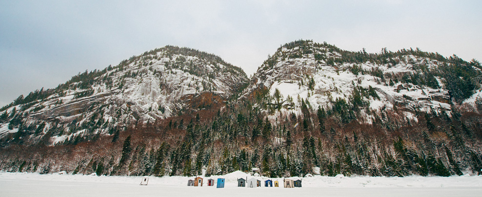 Cabanes de pêche sur glace sur le fjord du Saguenay