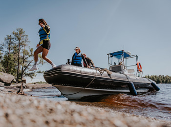 Bateau motorisé acostant sur la plage.