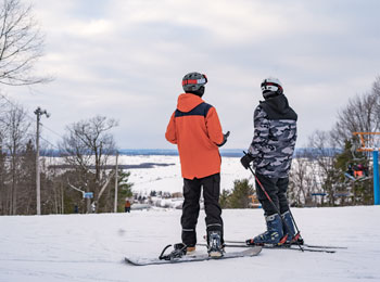 Skieurs admirant la vue du Mont Rigaud dans Vaudreuil-Soulanges