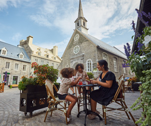 Famille partageant un repas sur la place Royale