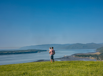 Père et fils regardant le parc marin.