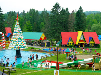 Le site du Village du Père Noël avec des enfants qui s'amusent.